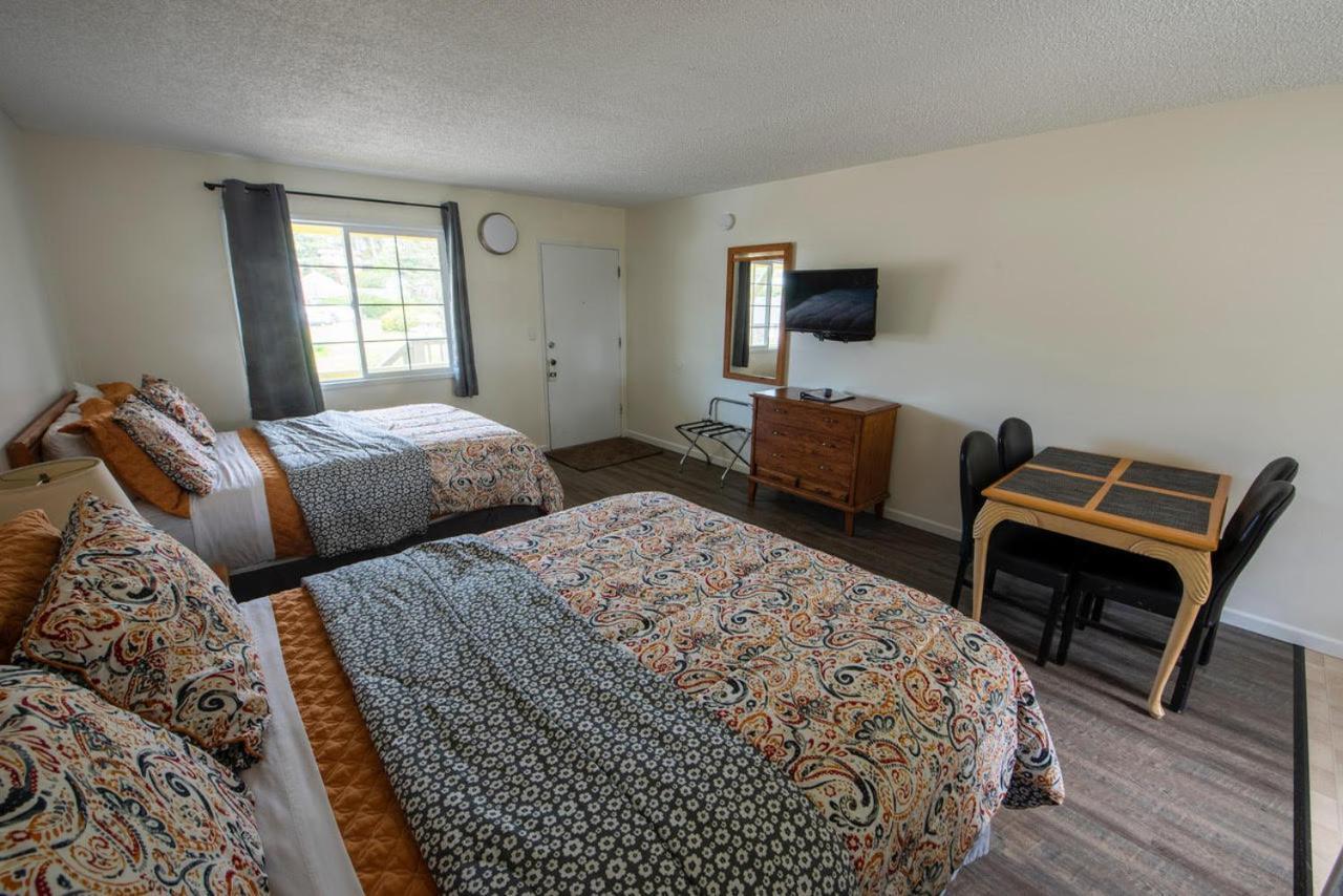 Two Queen Beds - Upper Floor (No Pets)