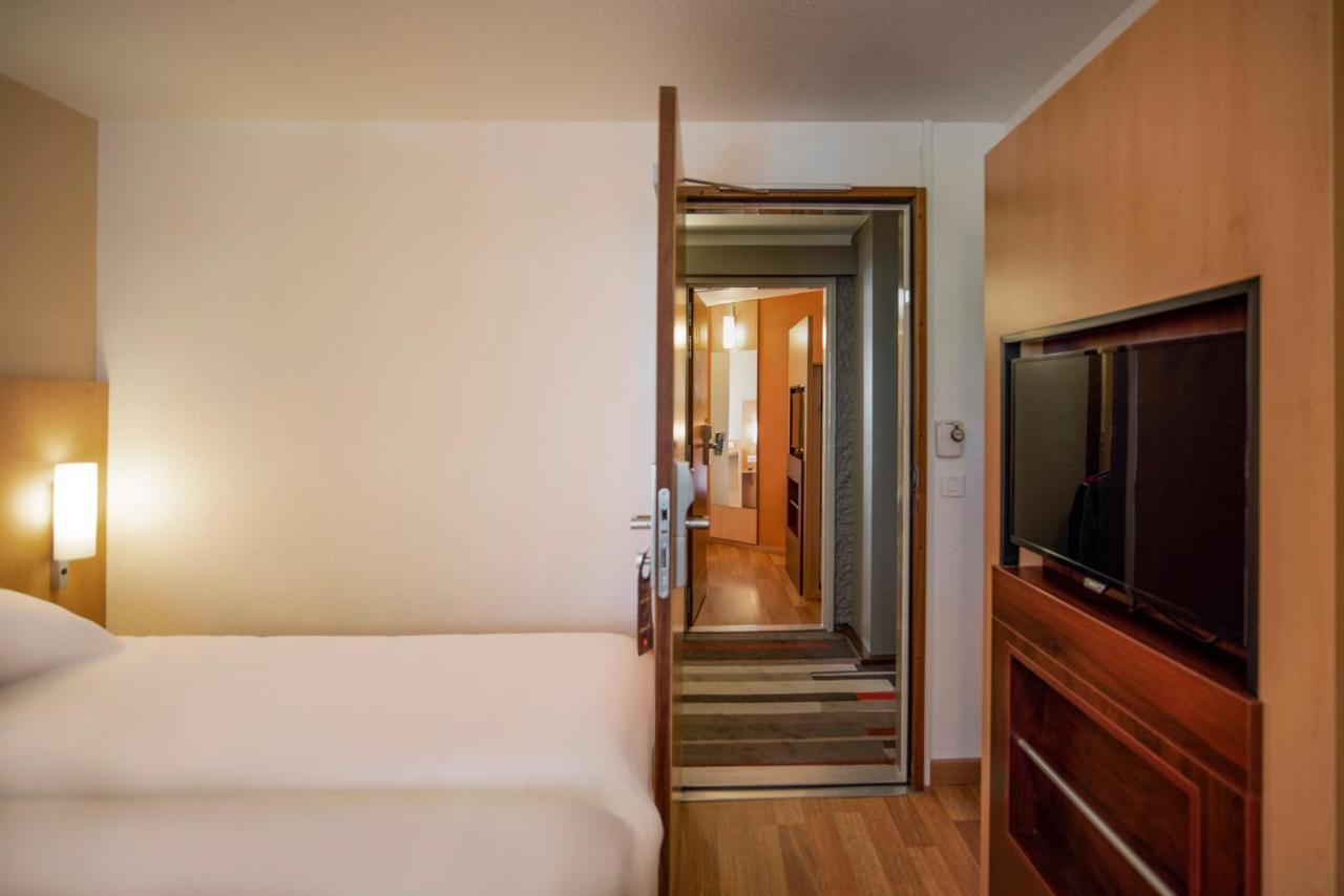2 adjacent rooms non-connecting