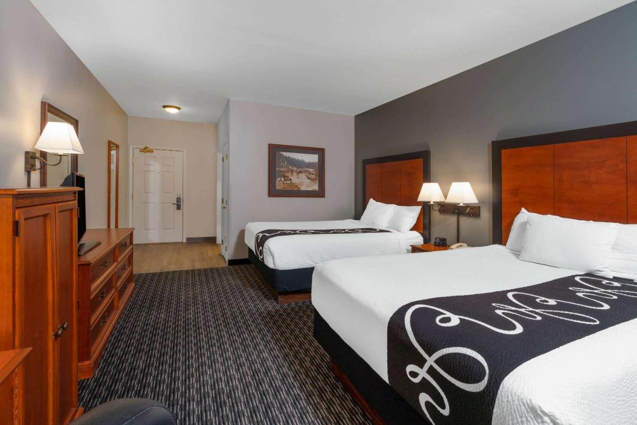 Queen Room Two Queen Beds Mobility or Hearing Access Non-Smoking,1227740522:JPEG