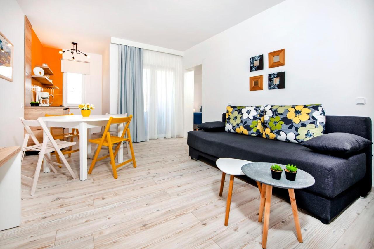 One-Bedroom Apartment Balcony,998831424:JPEG