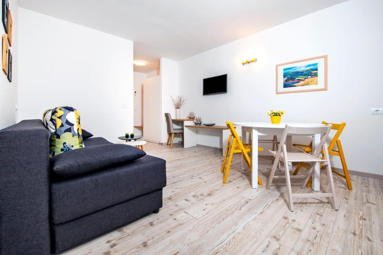One-Bedroom Apartment Balcony,998831424:JPEG