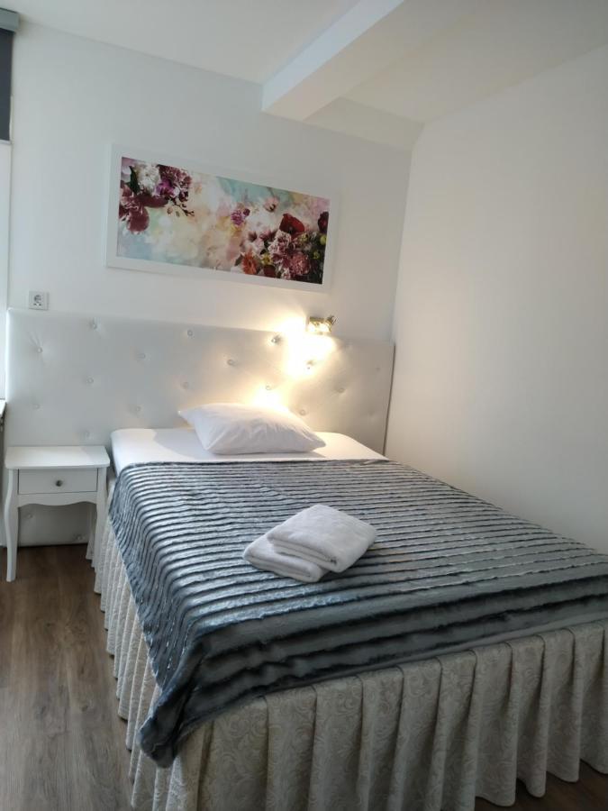 Single Room,996740455:JPEG
