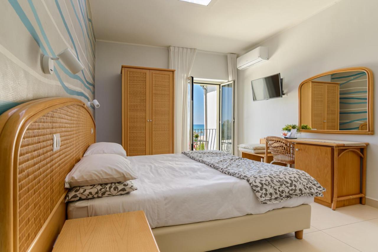 Double or Twin Room Sea View