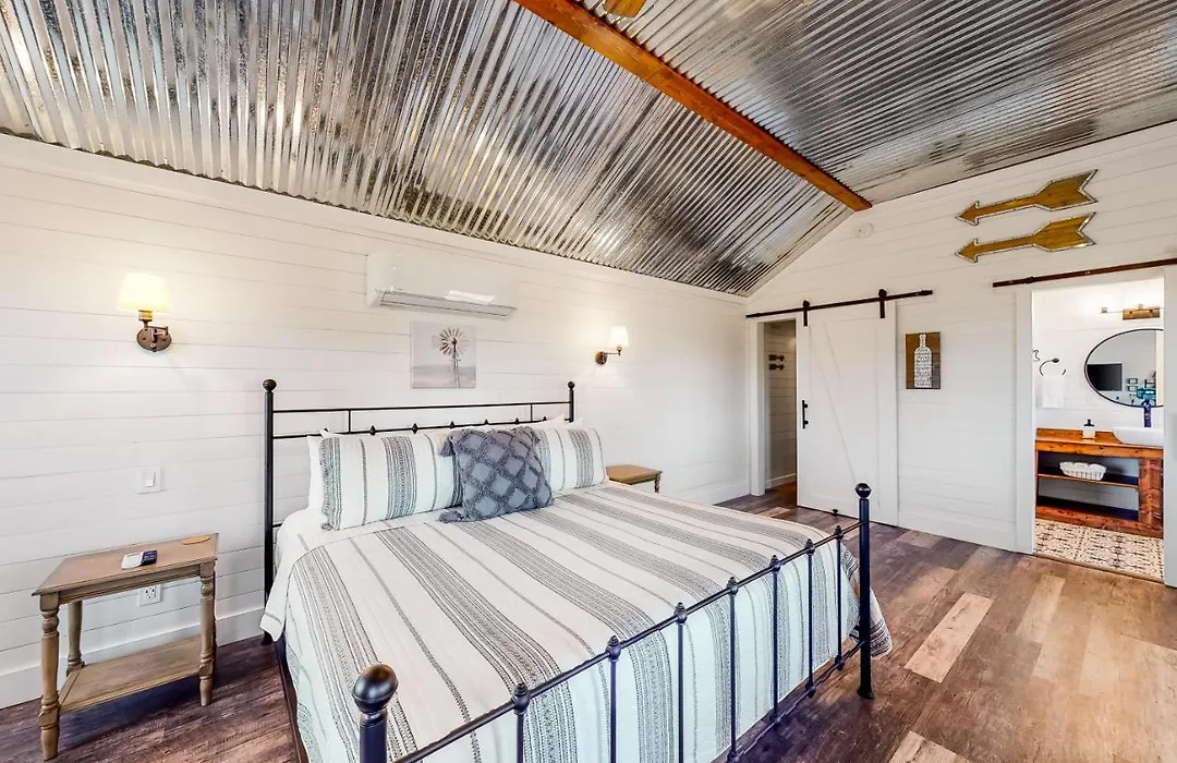 Wine Country Cottage 3-1