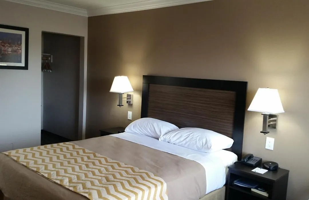 Travelodge By Wyndham Eureka-1