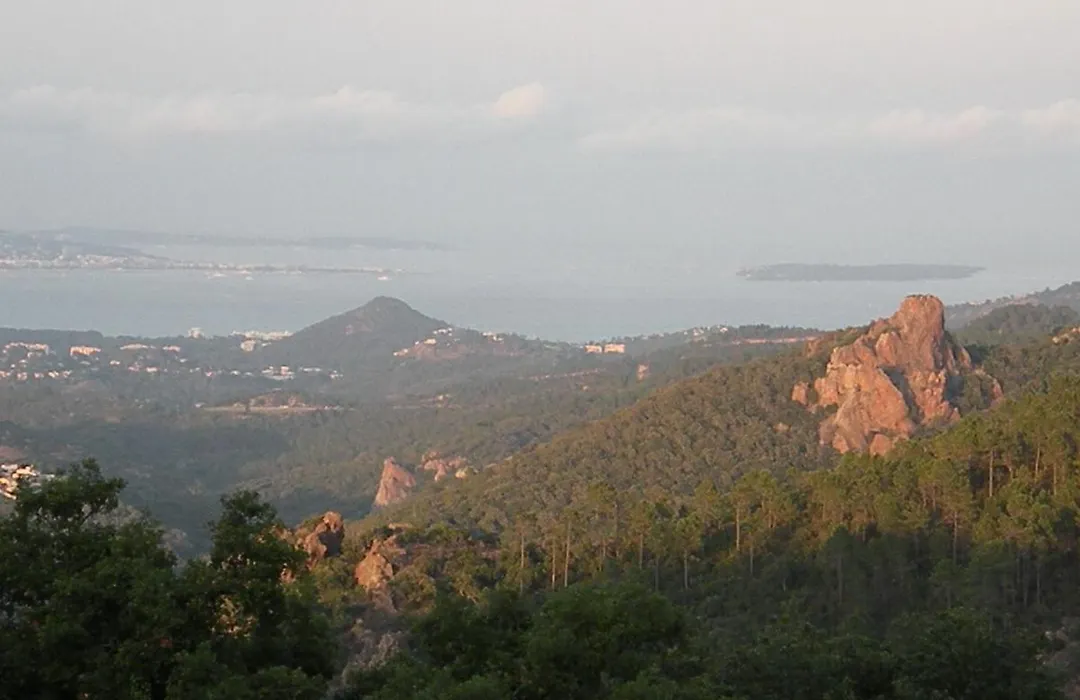 CHAMBRE LUXUEUSE AVEC IMMENSE PISCINE VUE SUR LA BAIE DE CANNES ET L Estérel avec possibilité de cabine 3 personnes-1