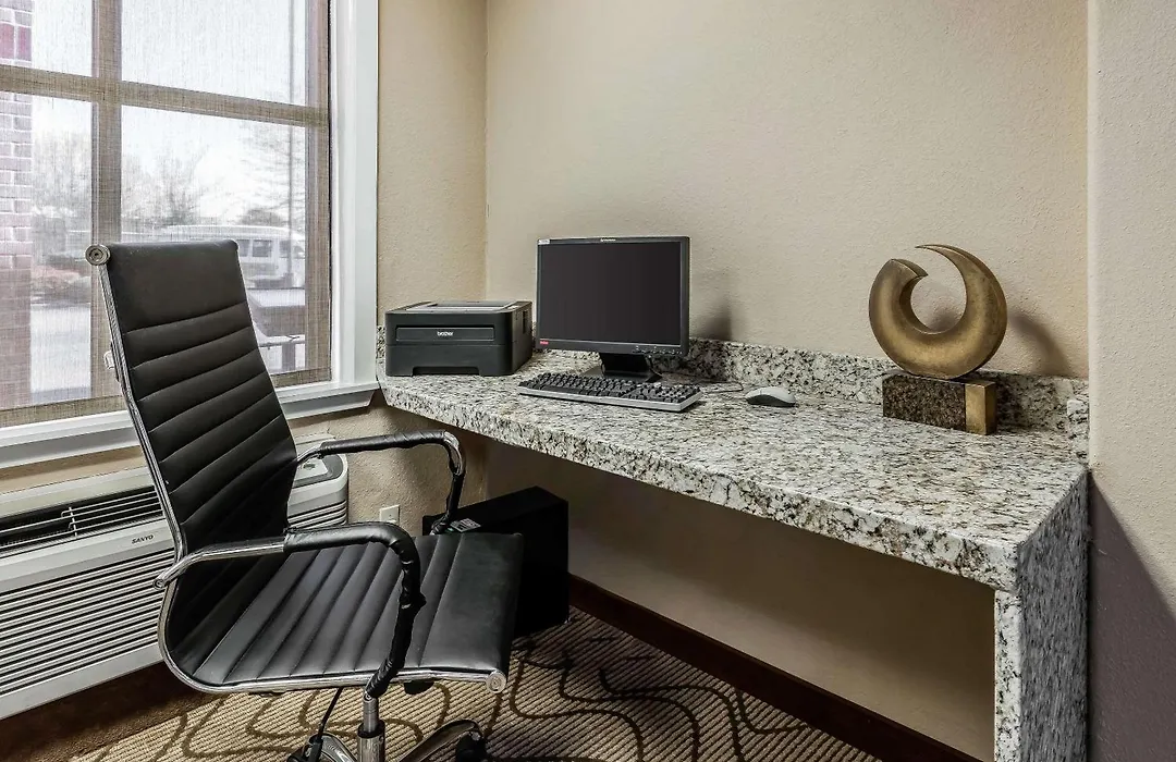 Comfort Inn & Suites Airport-American Way-1