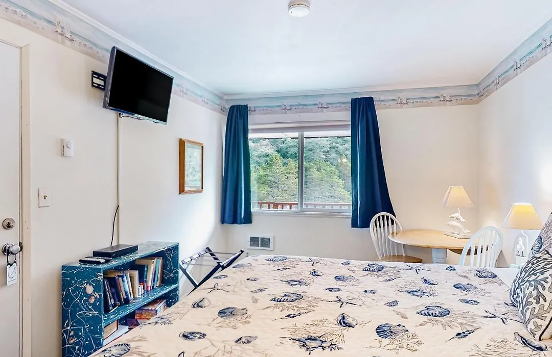 Cozy Coastal Condo Steps From The Beach With Deck Views-1