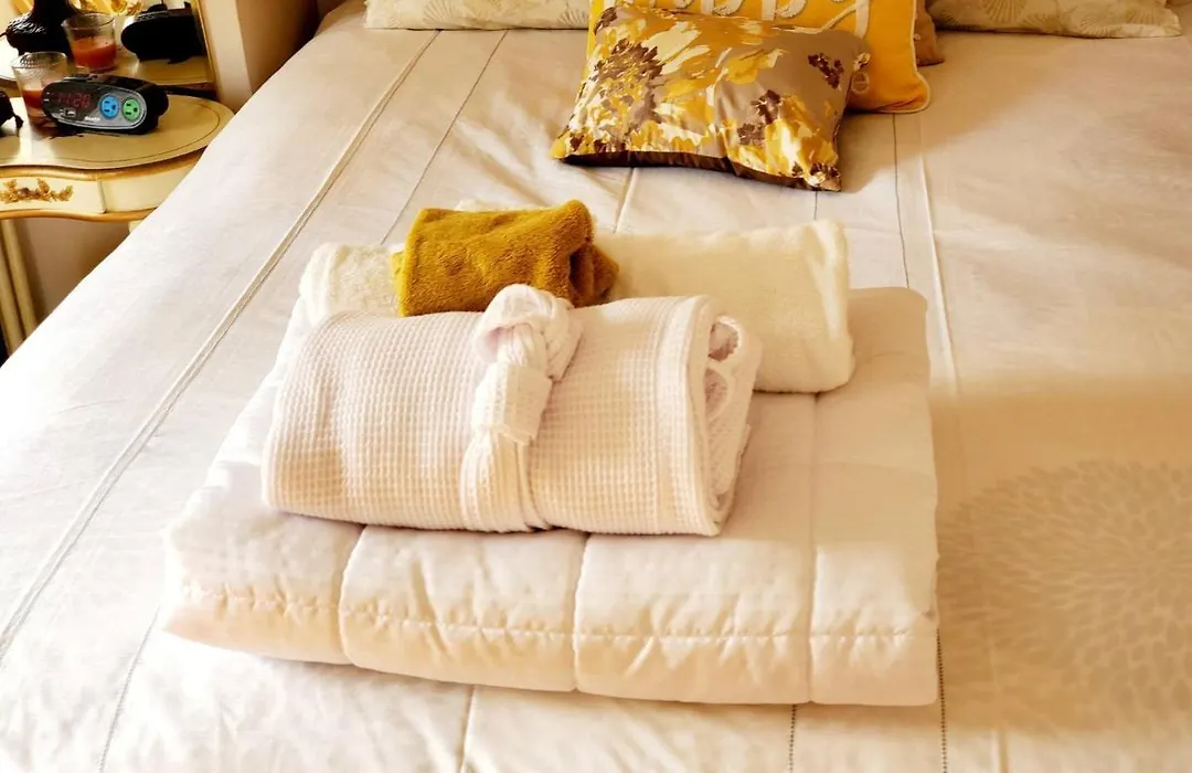 Room In Apartment - Cozy Yellow Queen Bed By Yale U-1