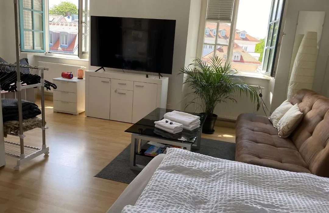 Room in Apartment - Schlafen Wie Prinzessinnen In Kemptens Schlosschen-1