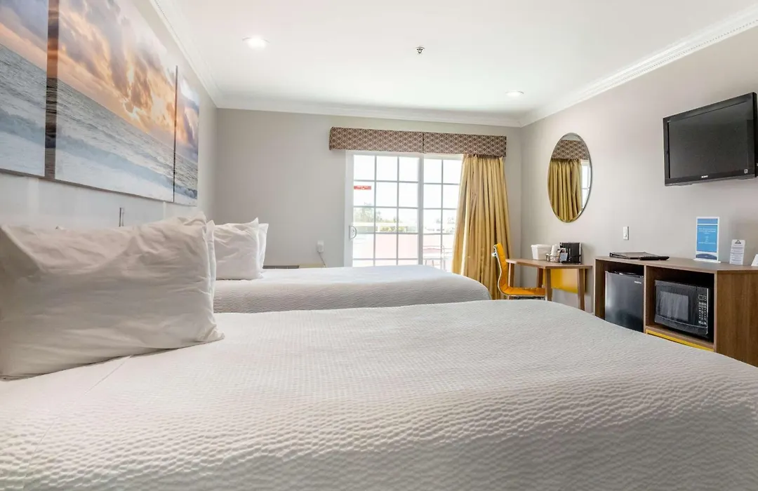 Days Inn By Wyndham Santa Monica-1