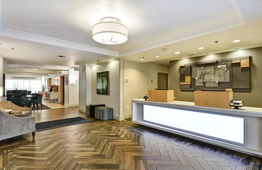 Holiday Inn Express Hotel & Suites Milwaukee-New Berlin By Ihg-1