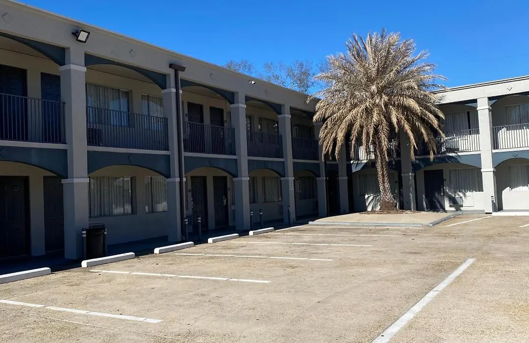 Howard Johnson By Wyndham Historic Lake Charles-1