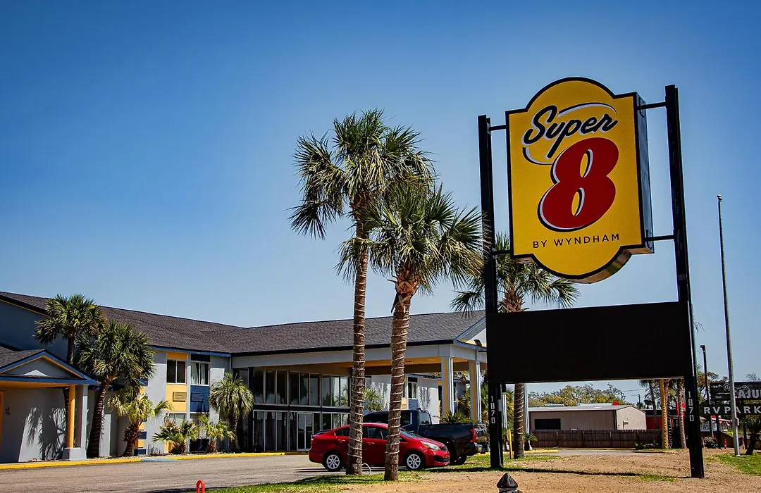 Super 8 By Wyndham Biloxi At The Beach-1