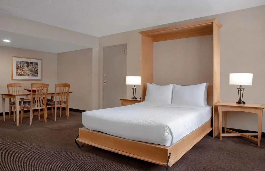 Ramada Plaza By Wyndham Calgary Downtown-1