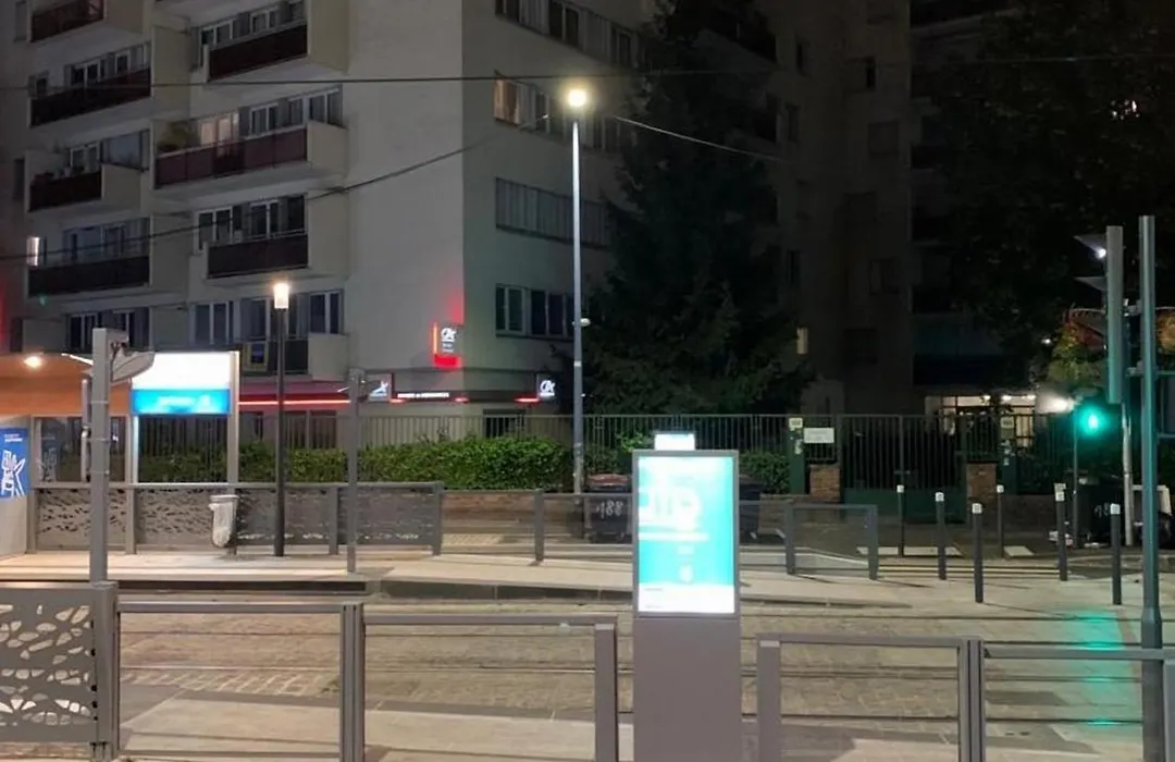 Chambre Privée Face arrêt de Tram proche métro 5 Pablo Picasso, Chambres individuelles , La cuisine , le WC et la salle de bain sont en commun-1