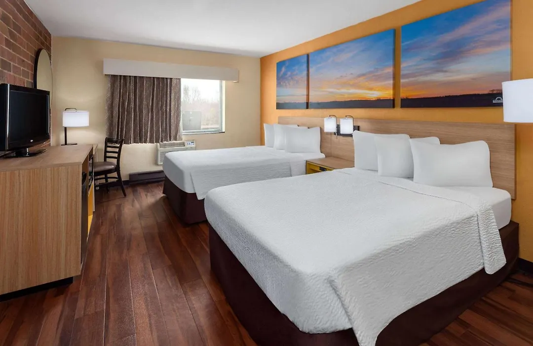 Days Inn By Wyndham Rockford I-90 Walking Distance To Casino-1
