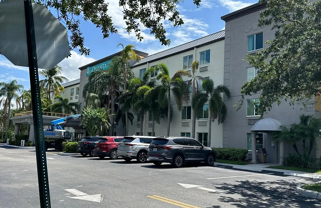 La Quinta Inn & Suites By Wyndham Sawgrass-1