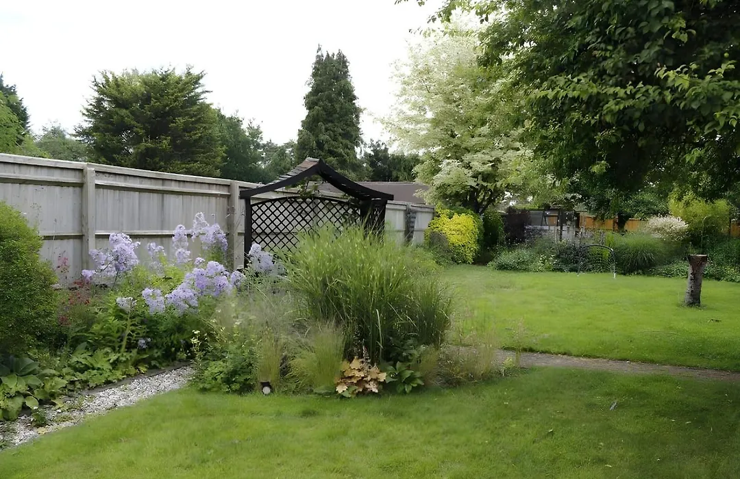 Hollybush Guest House-1