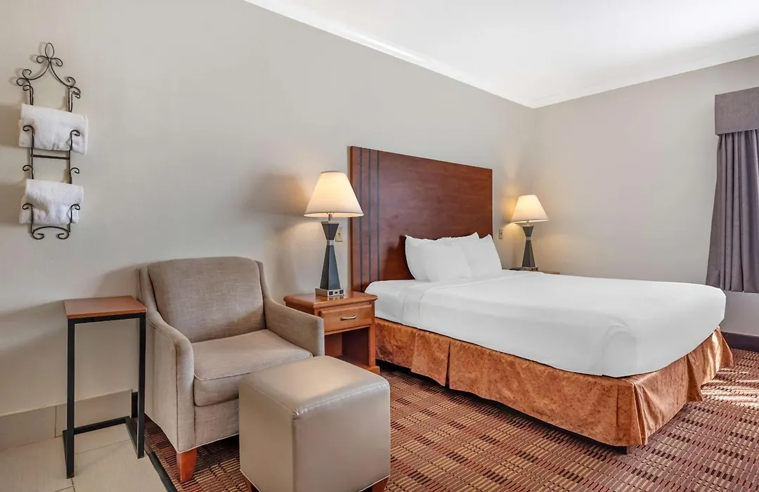 Best Western Club House Inn & Suites-1