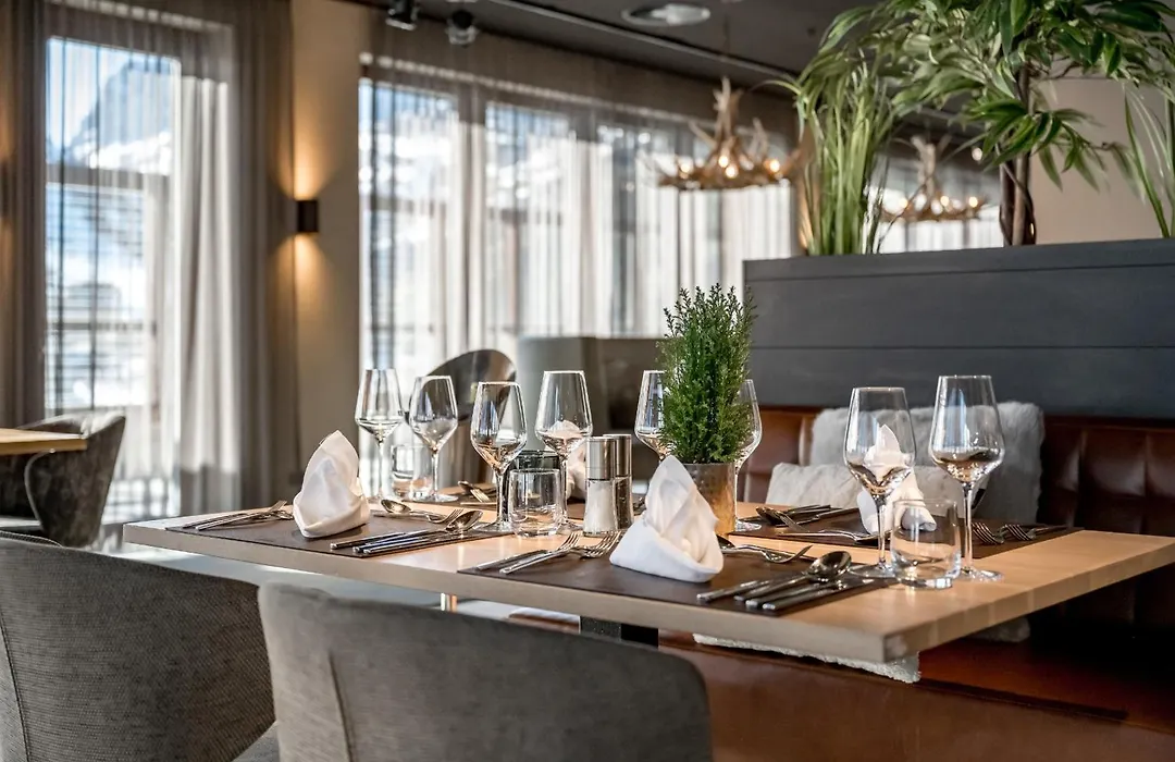 AlpenParks Hotel&Apartment Arlberg Warth mit Pool-1