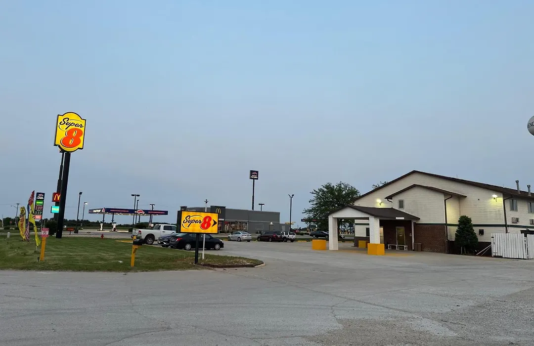 Super 8 By Wyndham Mendota I-39-1
