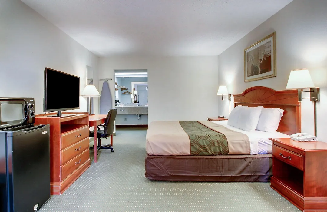 Econo Lodge Inn & Suites Gulfport Airport-1