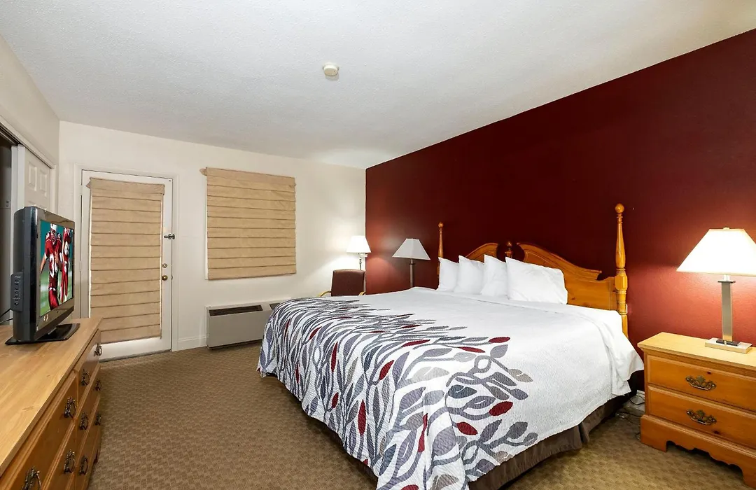 Red Roof Inn & Suites Hazleton-1