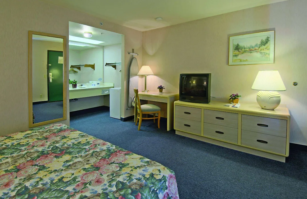 Howard Johnson By Wyndham Norco-1