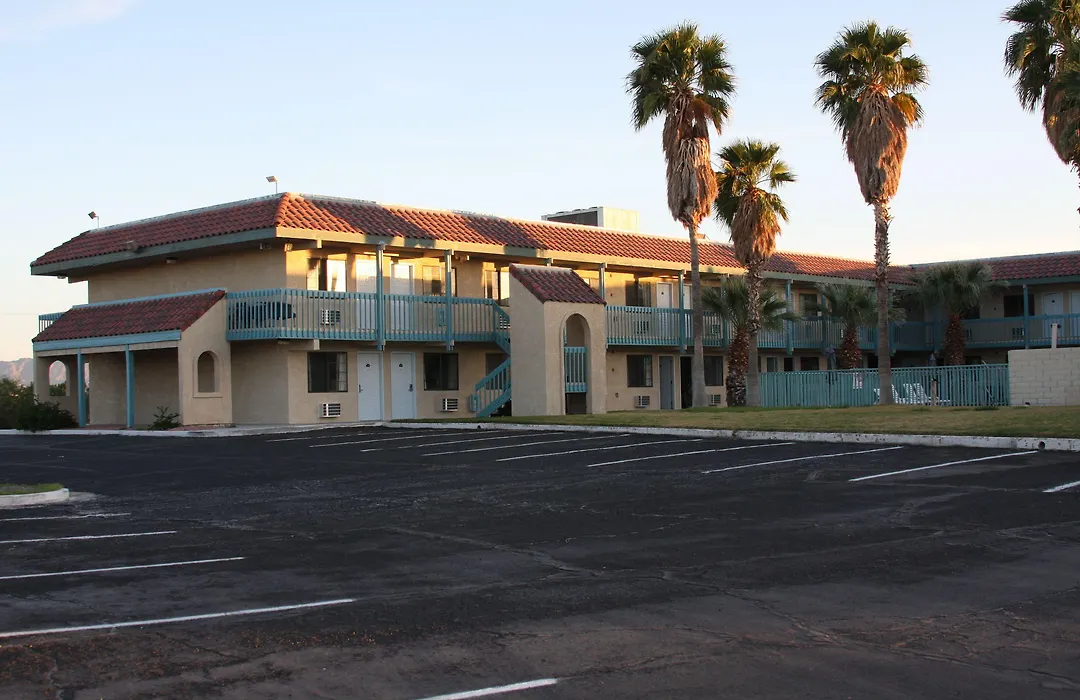 Days Inn & Suites By Wyndham Needles-1