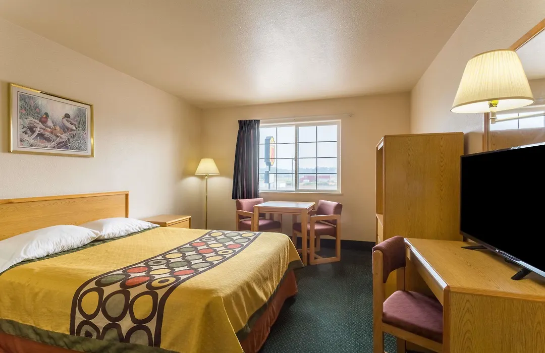 Super 8 By Wyndham Hamilton-1