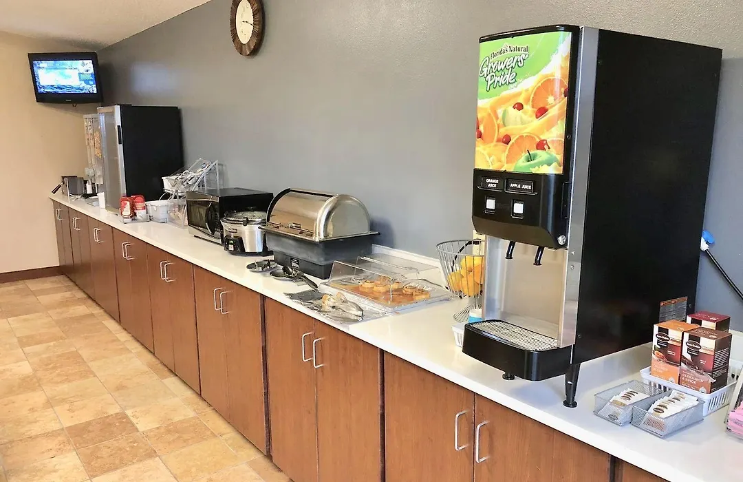 Super 8 By Wyndham Huron-1