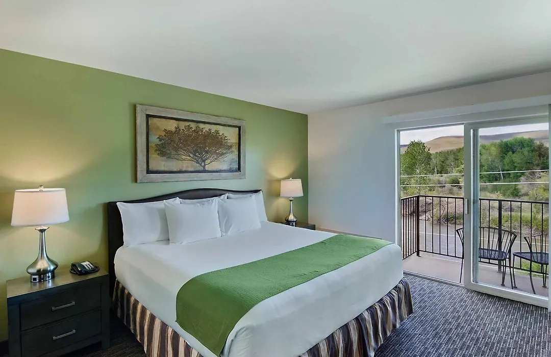 Oxford Suites Yakima-1