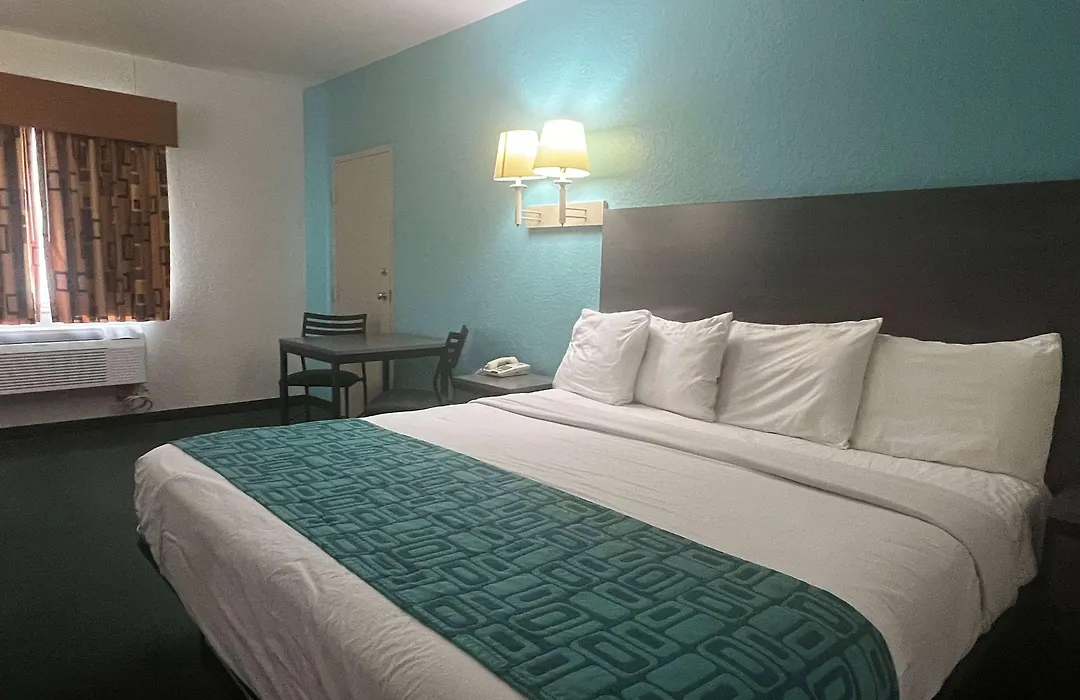 Howard Johnson By Wyndham Galveston-1