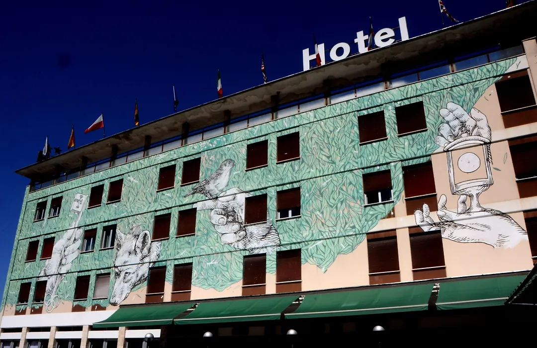 LH Hotel Arca Street Art-1