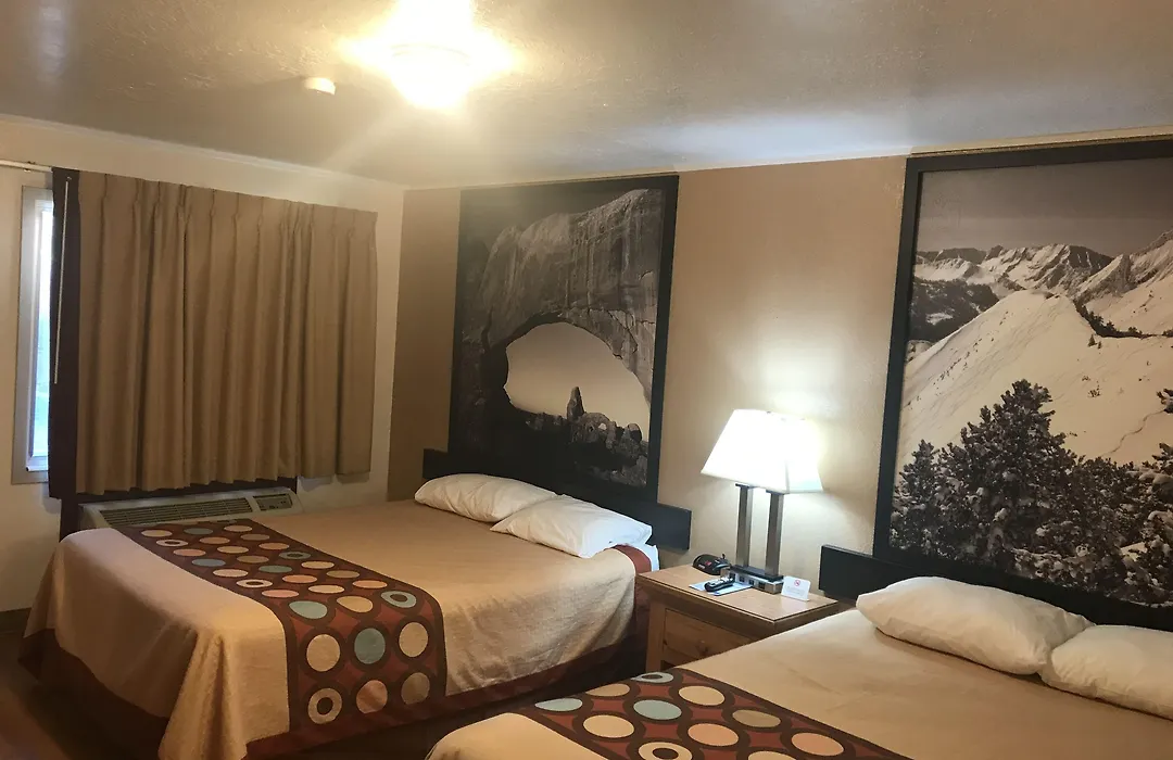 Super 8 By Wyndham Evanston-1