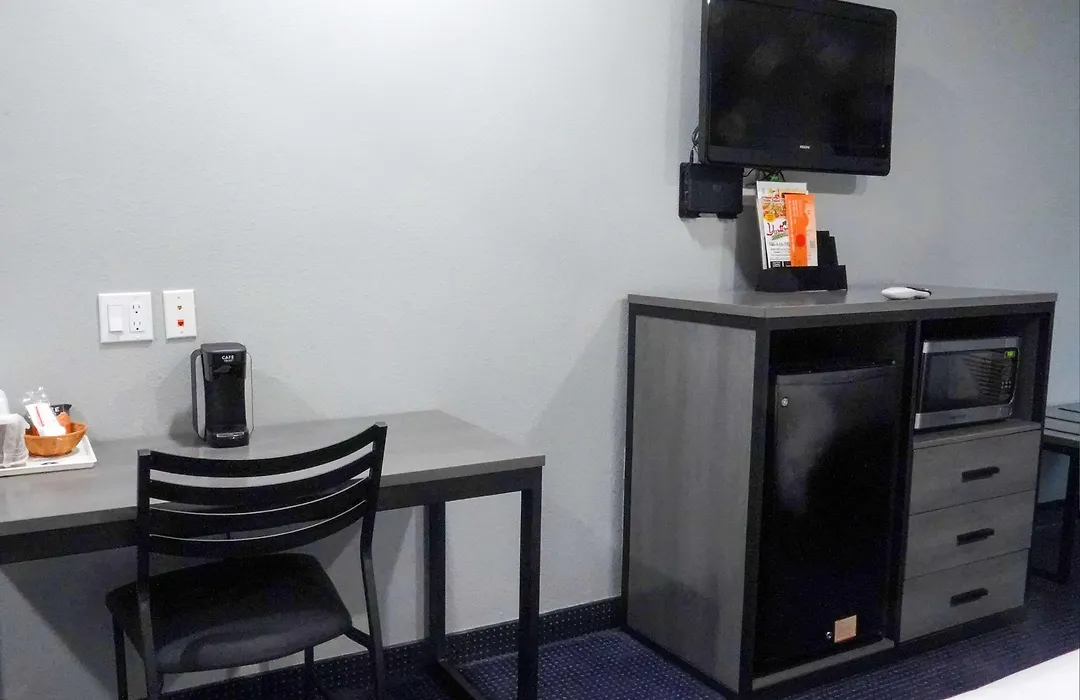 Americas Best Value Inn And Suites Bush International Airport-1