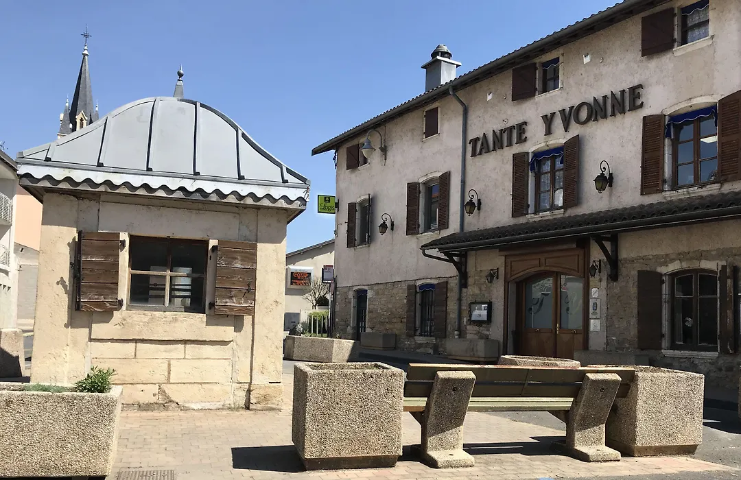 Logis Hôtel Tante Yvonne&son restaurant semi-gastronomique - Lyon Nord-1