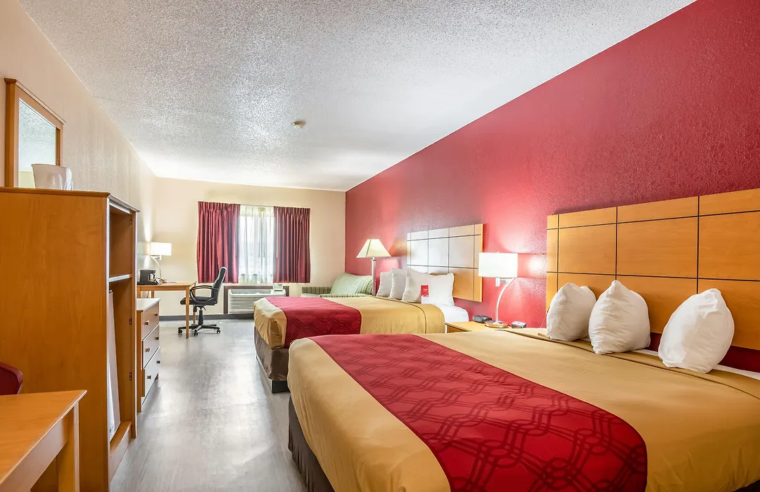 Econo Lodge Topeka At Wanamaker-1