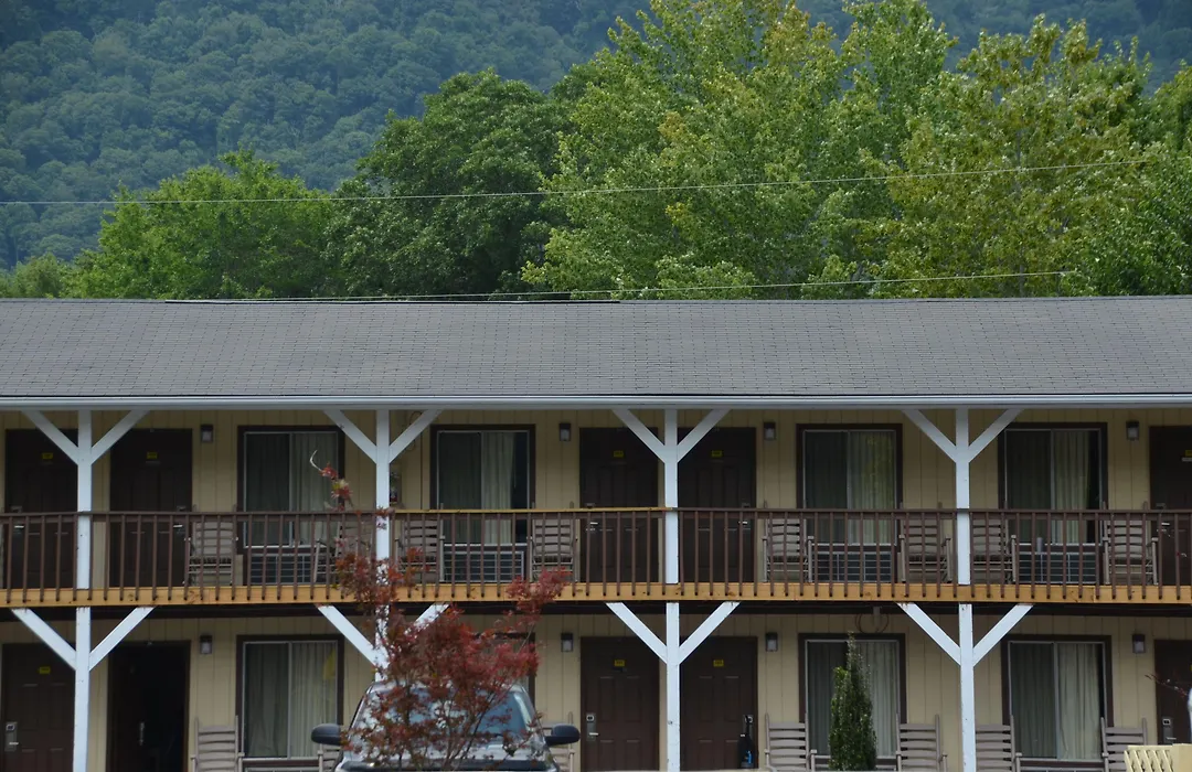 Travelowes Motel - Maggie Valley-1