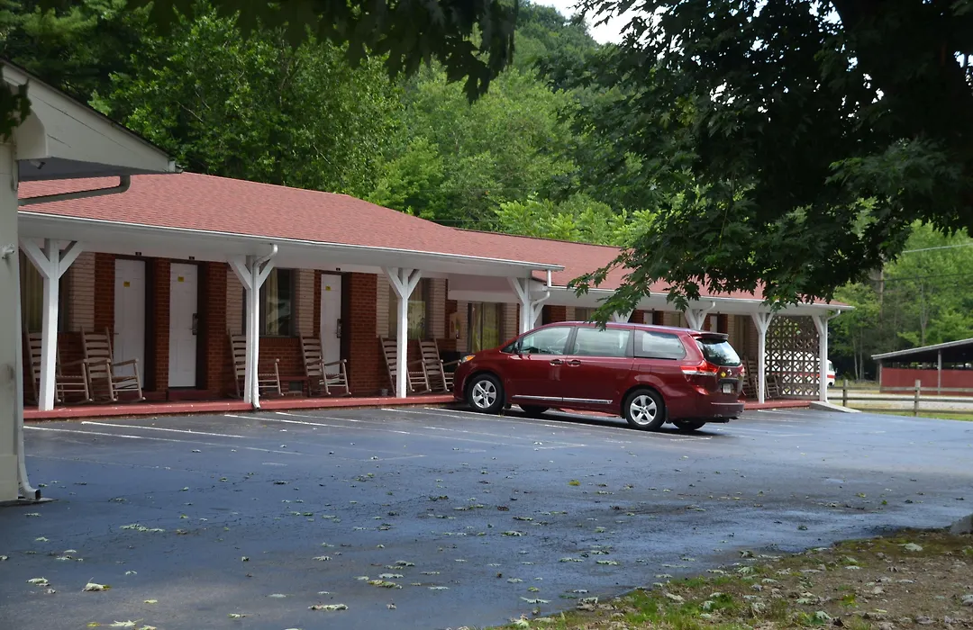 Travelowes Motel - Maggie Valley-1