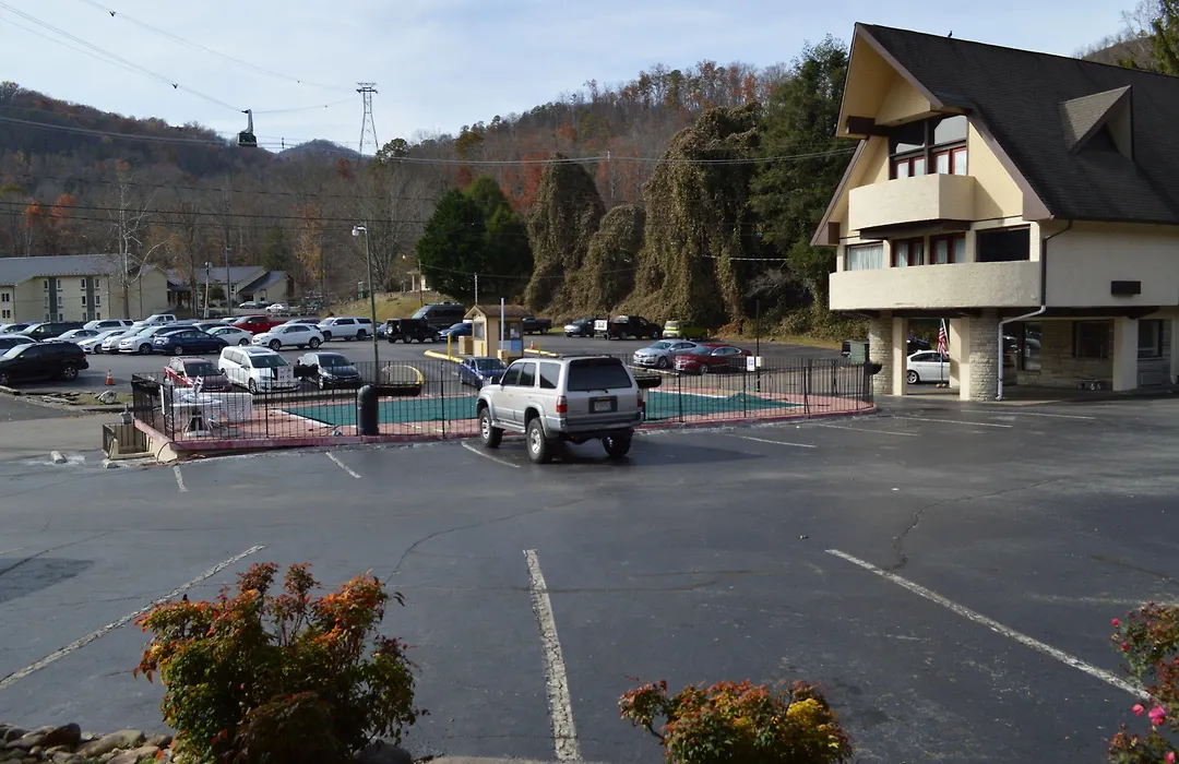 Econo Lodge Inn & Suites On The River-1