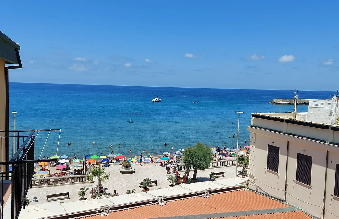 B&B Le Suites Di Costanza-1