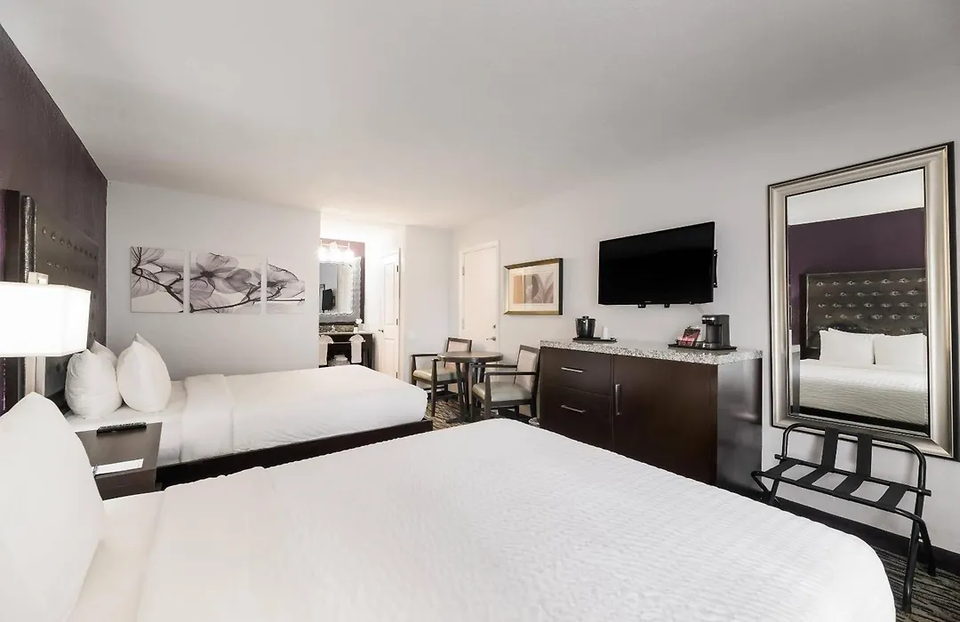 Clarion Inn & Suites Across From Universal Orlando Resort-1