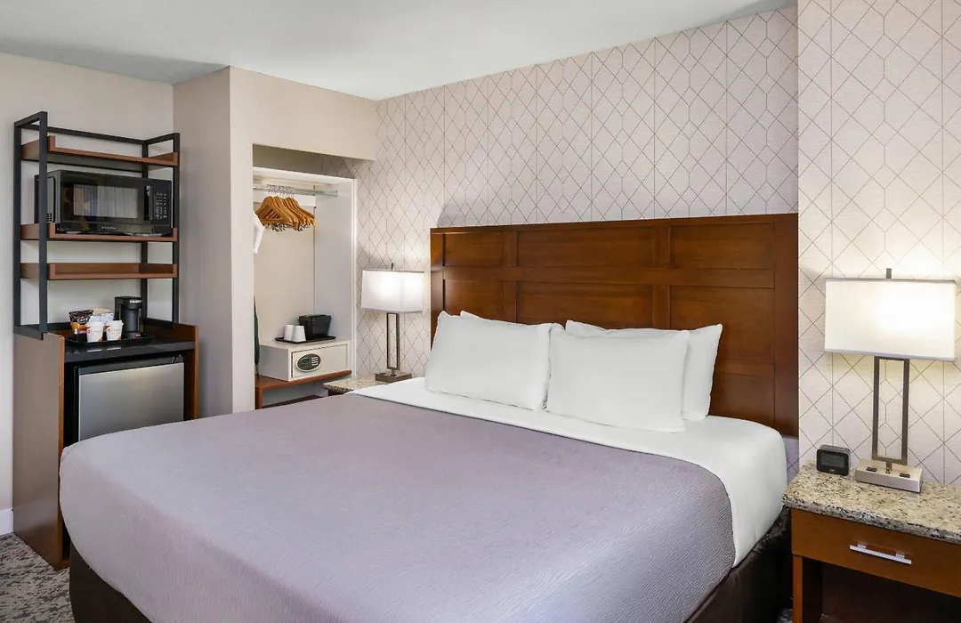 Quality Inn & Suites Downtown Vancouver (Adults Only)-1