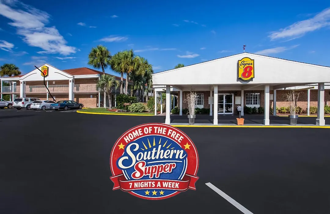 Super 8 By Wyndham Lake City-1
