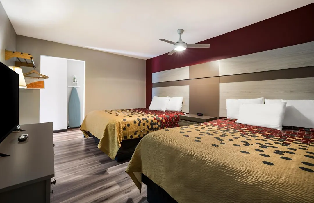 Econo Lodge Inn & Suites Canandaigua - Finger Lakes Area-1