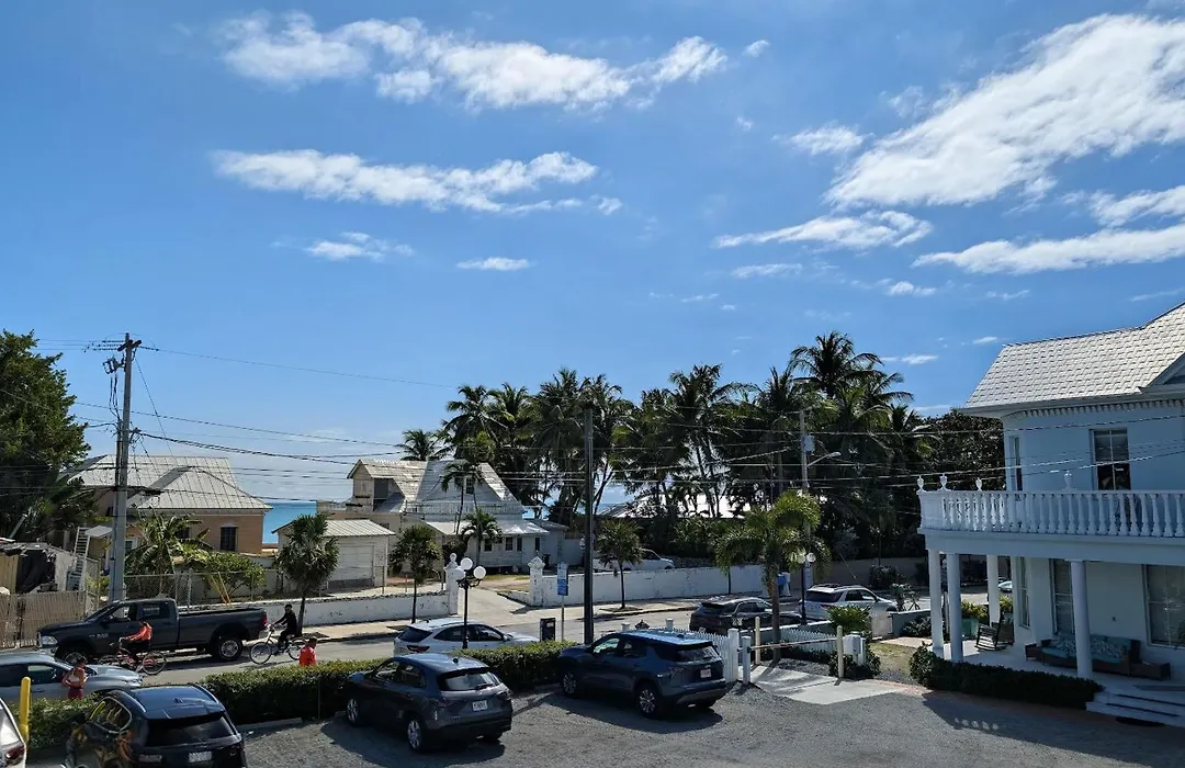 Southernmost Point Guest House&Garden Bar-1