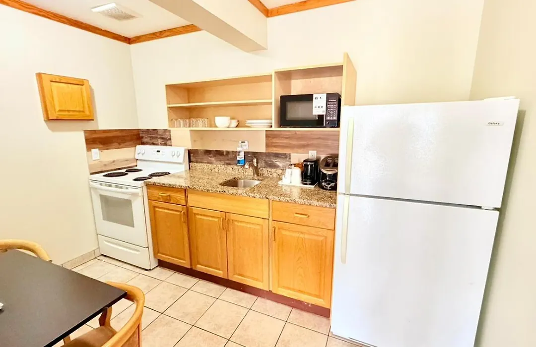 Travelodge By Wyndham Golden Sportsman Lodge-1