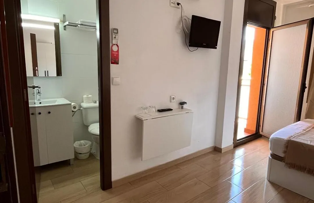 Hostal Cubelles-1